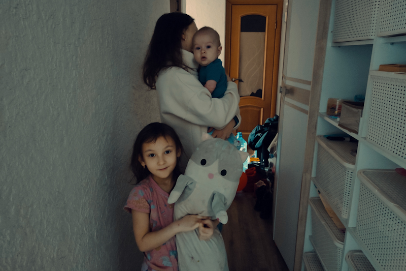 Дома ДД-Эта-женщина-в-окне-02-25-05.jpg