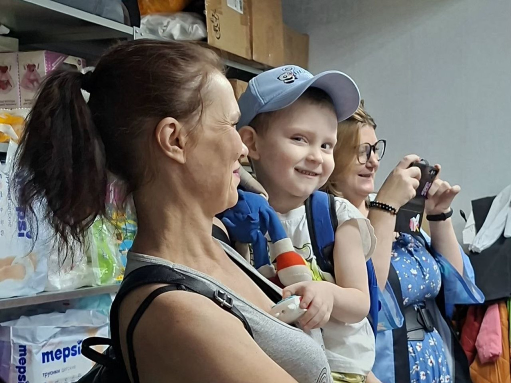 Егорушка и его семья пришли за продуктовой помощью Егорушка и его семья пришли за продуктовой помощью