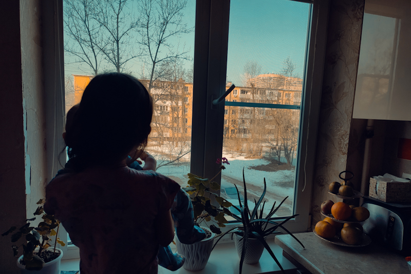 Майя ждёт старшую дочку из школы ДД-Эта-женщина-в-окне-02-25-08.jpg