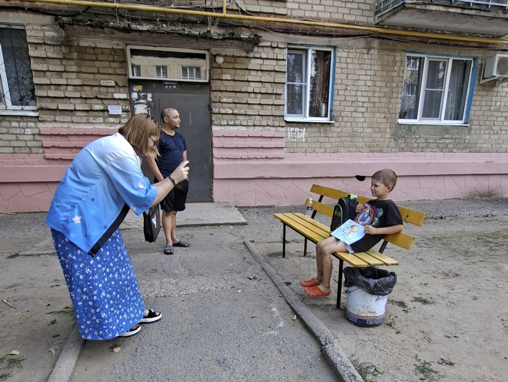 Вика делает фото Жени с новым рюкзаком Вика делает фото Жени с новым рюкзаком